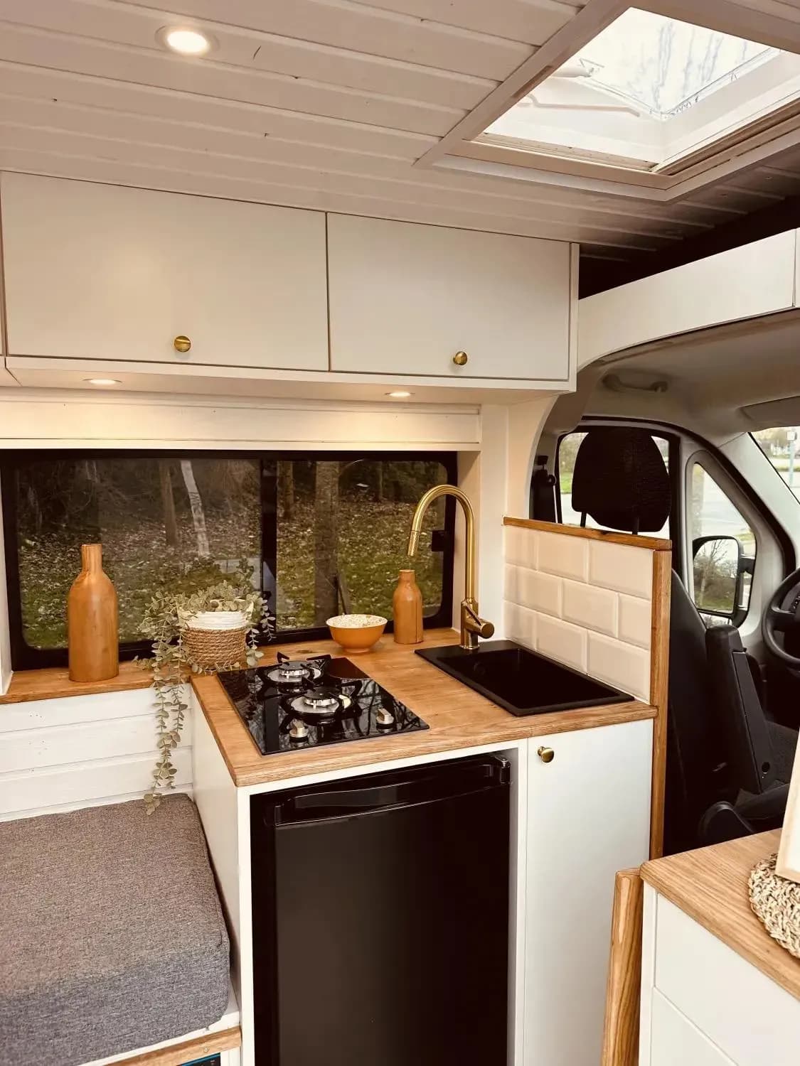 Smarte Camper Ausstattung für einen Kastenwagen in Hamburg